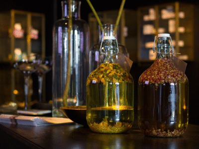 olie met kruiden in flessen in een aromatherapie praktijk