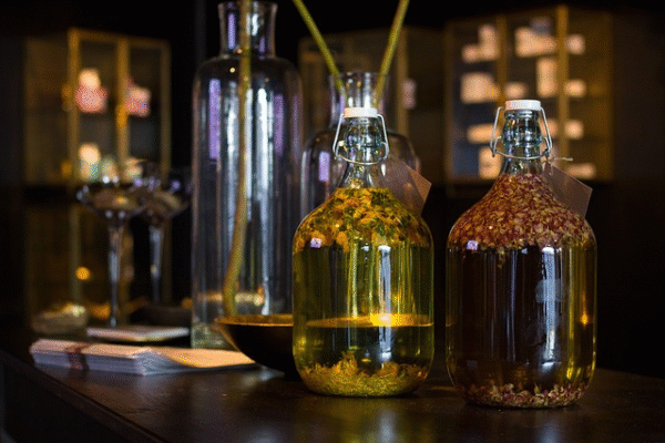 olie met kruiden in flessen in een aromatherapie praktijk