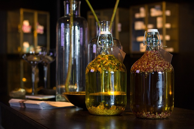 olie met kruiden in flessen in een aromatherapie praktijk